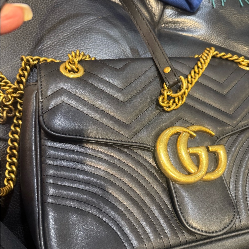 Gucci Black Leather Shoulder Bag with Gold Chain - Picture 3 of 10